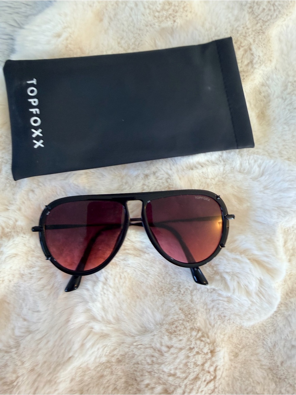 TopFoxx unisex Black Aviator Sunglasses with Brown Gradient Lenses